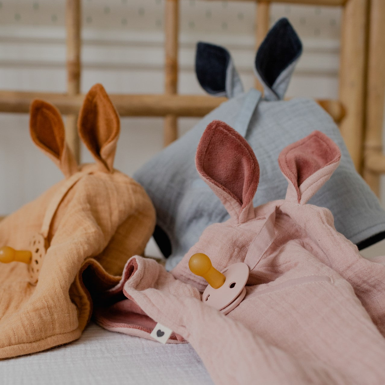 BIBS kenguru alvókendő delfin-grafit színben - www.pippadu.hu