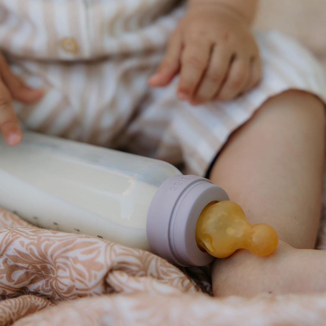 Hamvas lila üveg cumisüveg a BIBS márkától natúrkaucsuk cumifejjel - pippadu