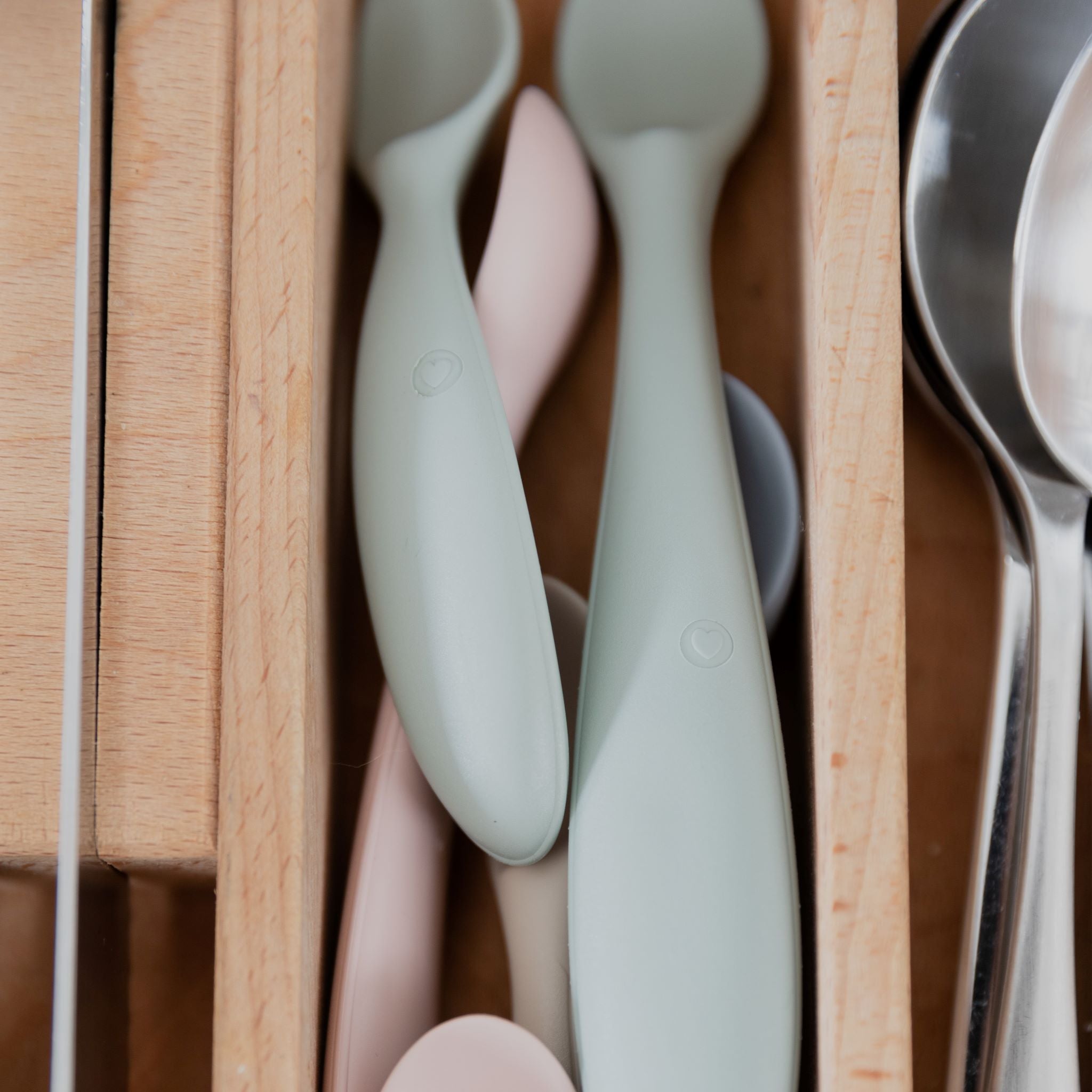 BIBS kanál szett púderrózsaszín színben - hozzáillő tányérral és poharakkal gyerekeknek - pippadu