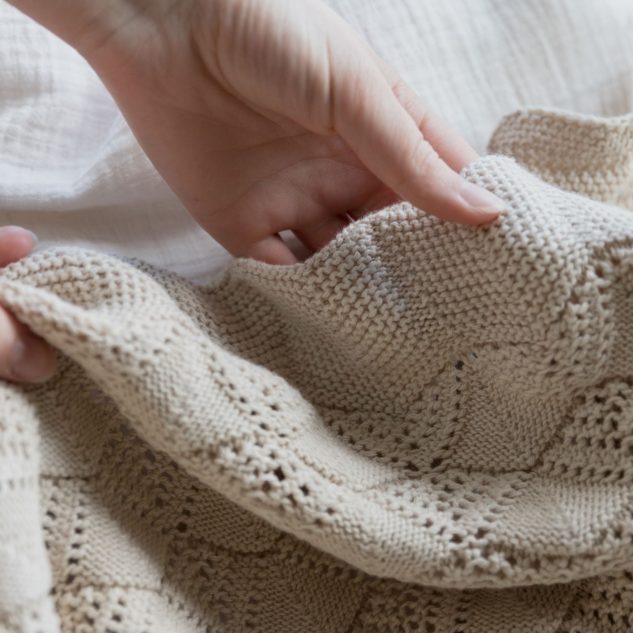 BIBS puha pamut takaró hullámos mintával krémfehér színben a pippadu polcain