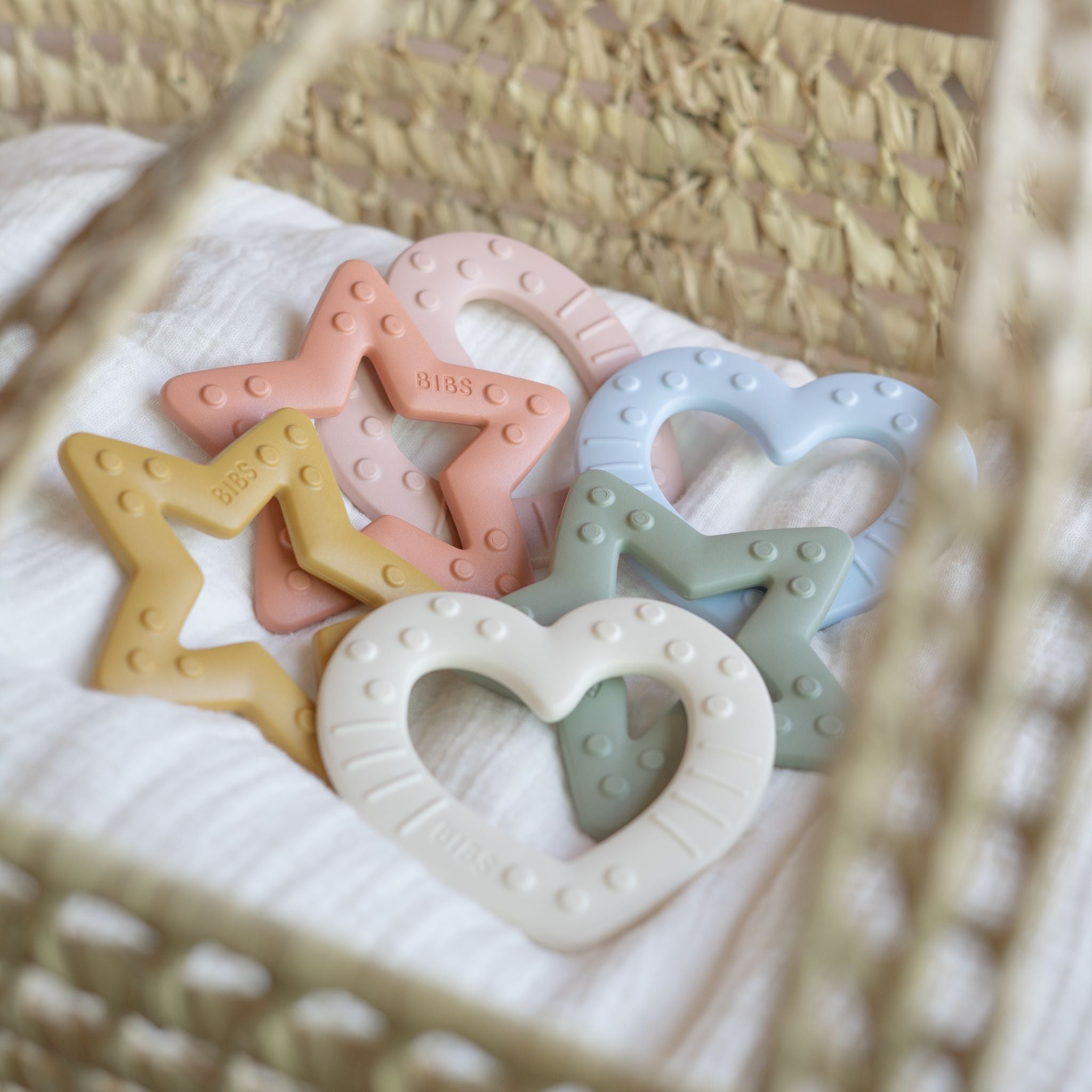 BIBS rágóka - új színek, közkedvelt minták - strapabíró gyerekjáték - púderrózsaszín színben - pippadu
