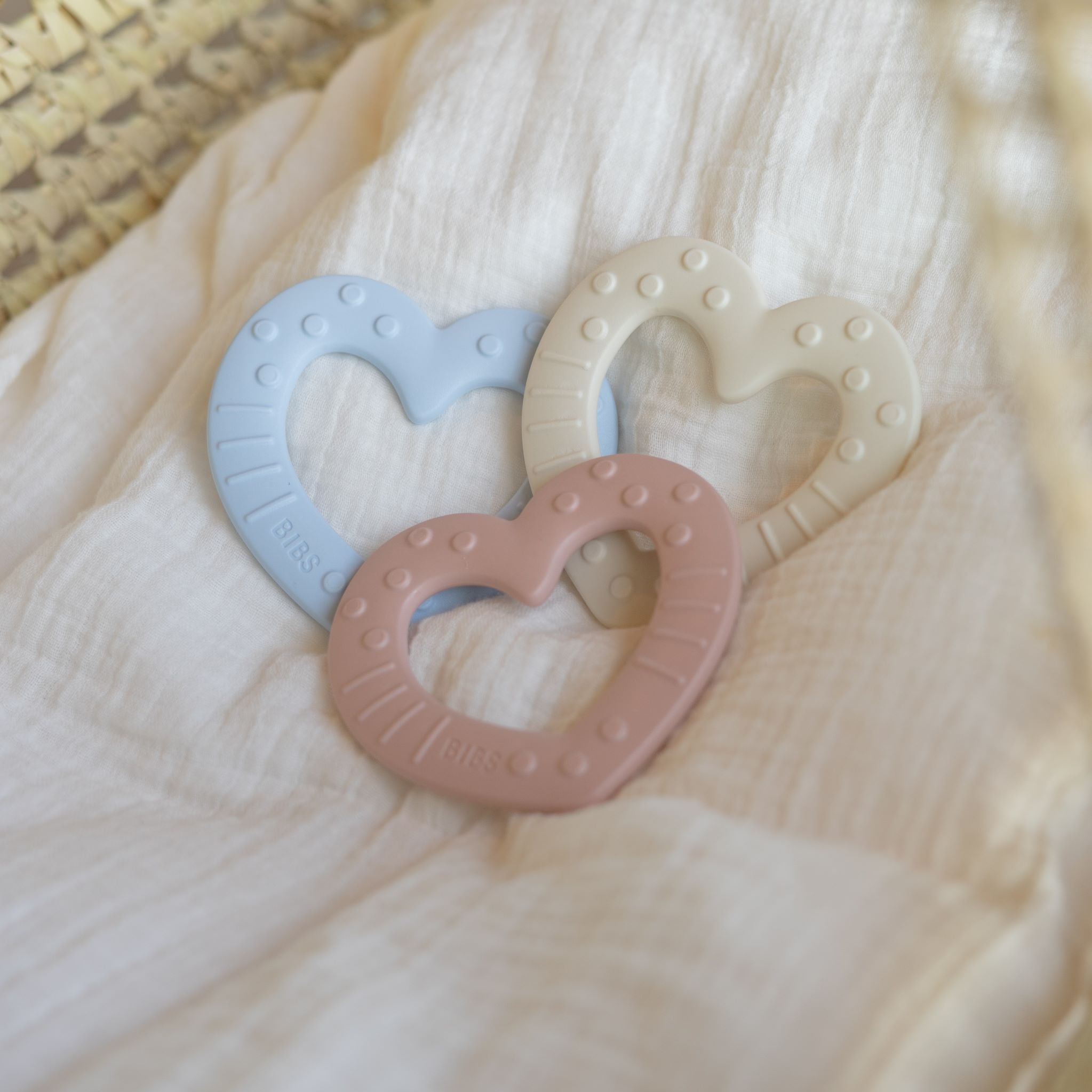 BIBS szívecske rágóka - új színek a palettán - strapabíró, minőségi rágóka - púderrózsaszín színben - pippadu