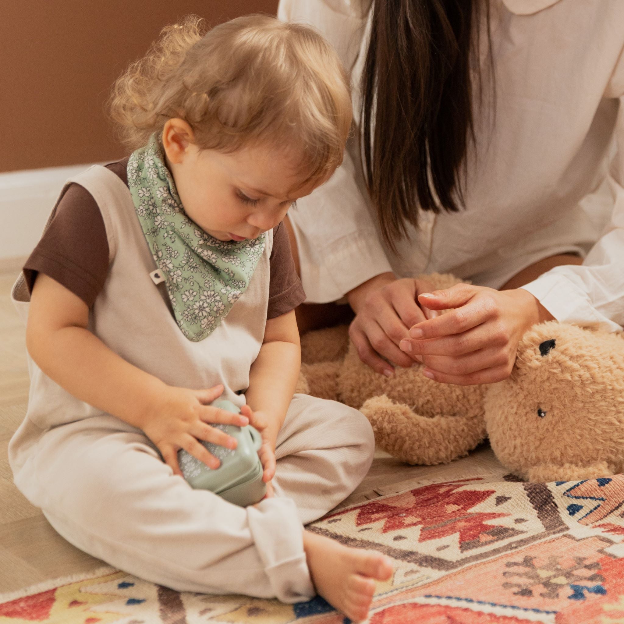 Muszlin nyálkendő virágmintával zsálya színben - BIBS és Liberty kollekció - pippadu