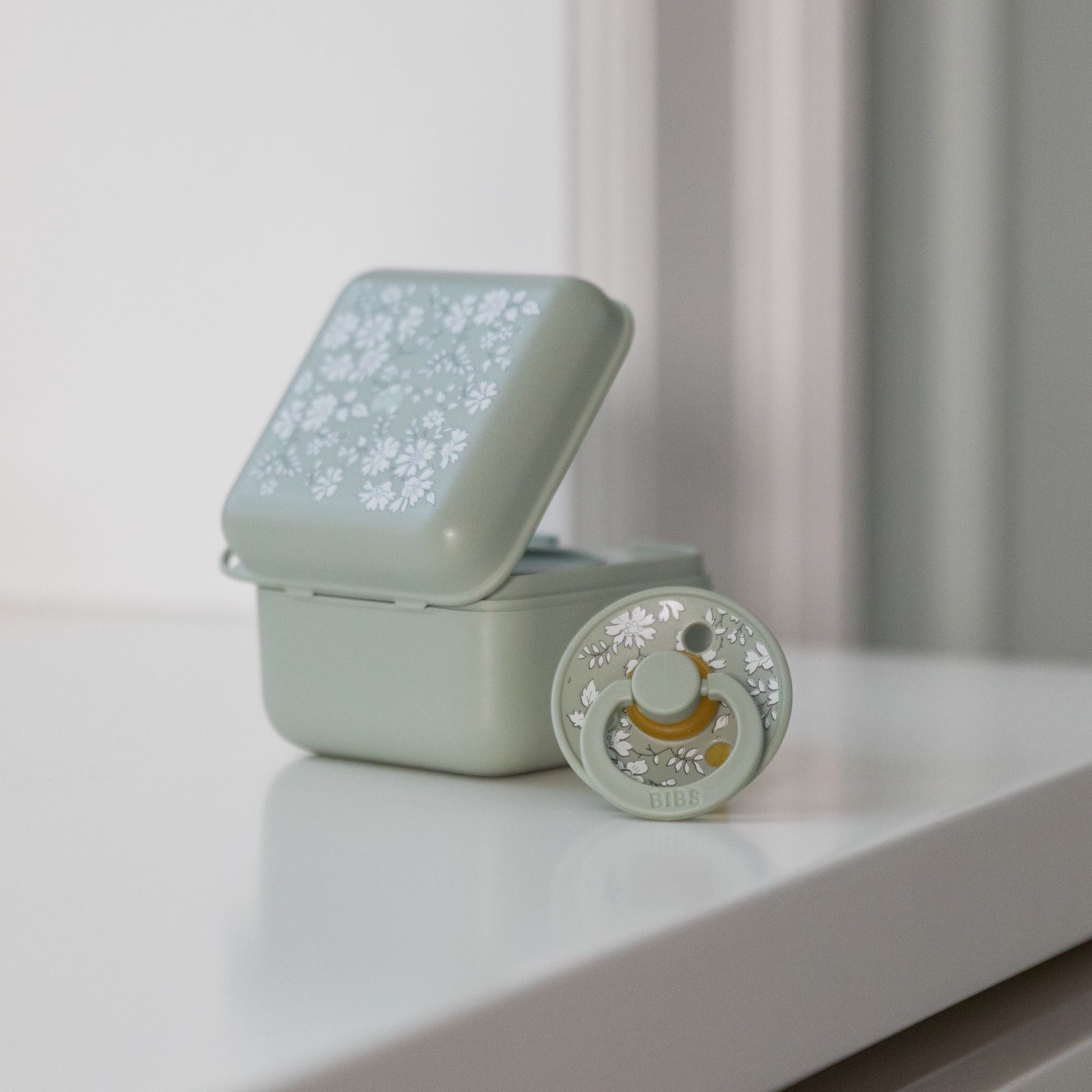 BIBS és Liberty kollekciós cumitartó virágmintával - pippadu