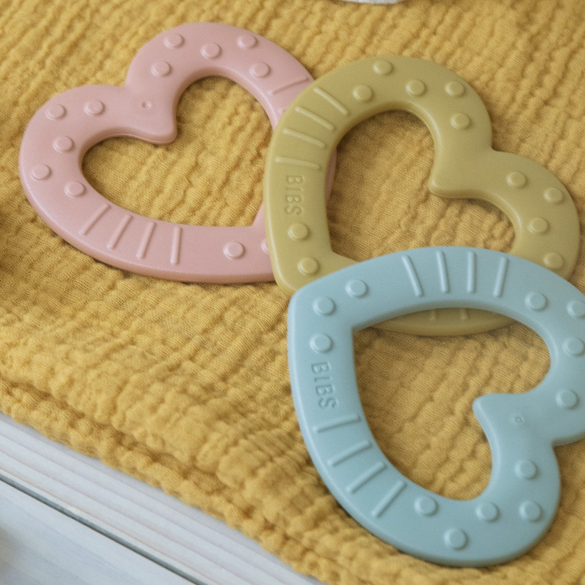 Szívecske alakú rágóka - BIBS - Pippadu - mustársárga színben