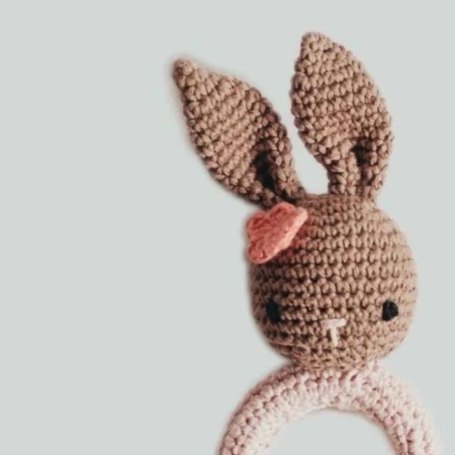 Horgolt rágóka csörgővel - Molli nyuszi - Pippadu