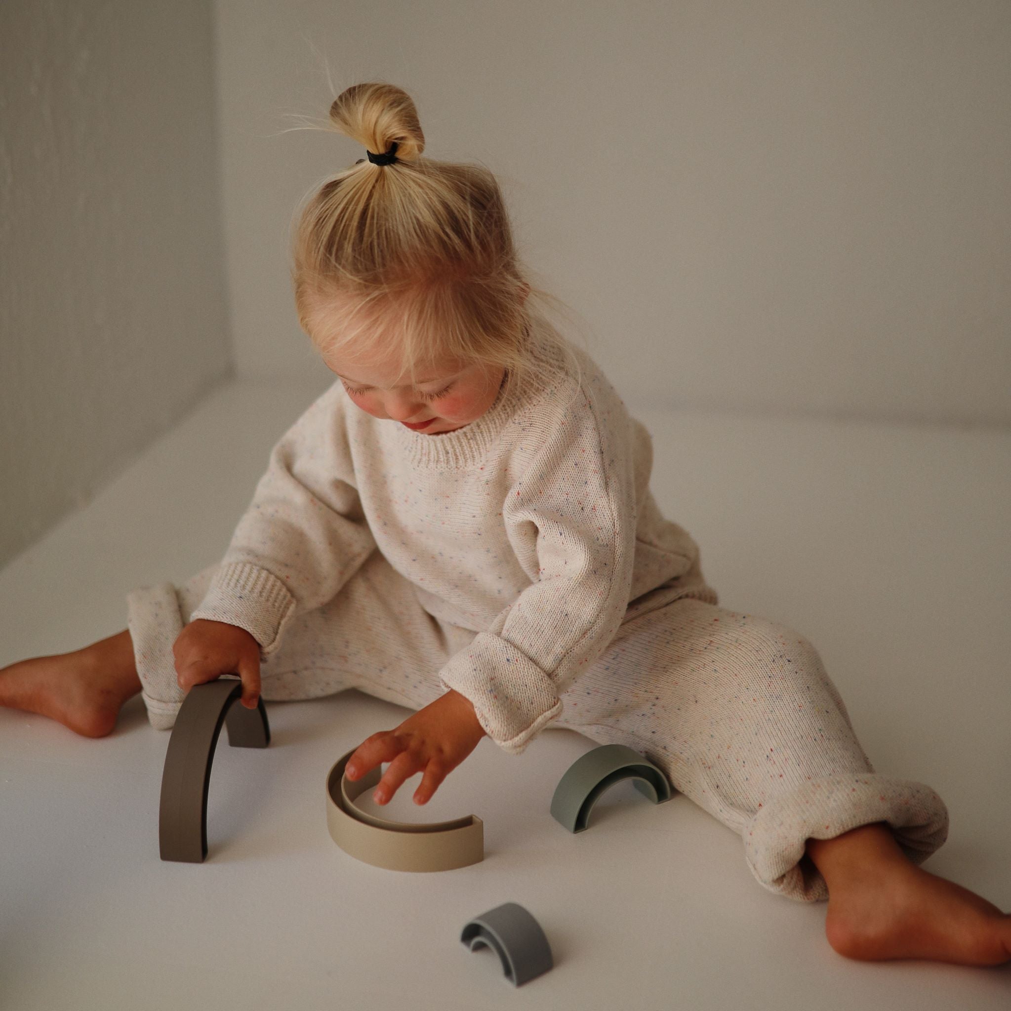 Szivárvány építő játék gyerekeknek mesés színekben - hegyvidék - pippadu