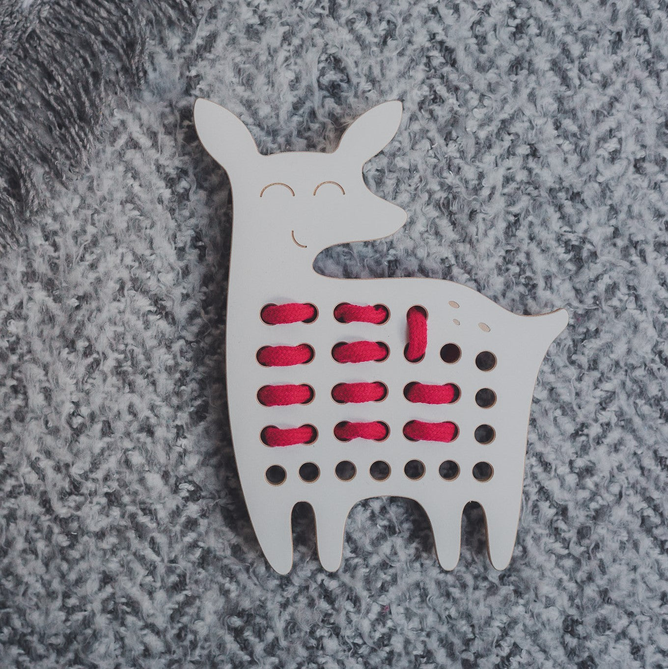 Fűzős fajáték gyerekeknek - Emily, az őz - Montessori gyerekjáték - pippadu