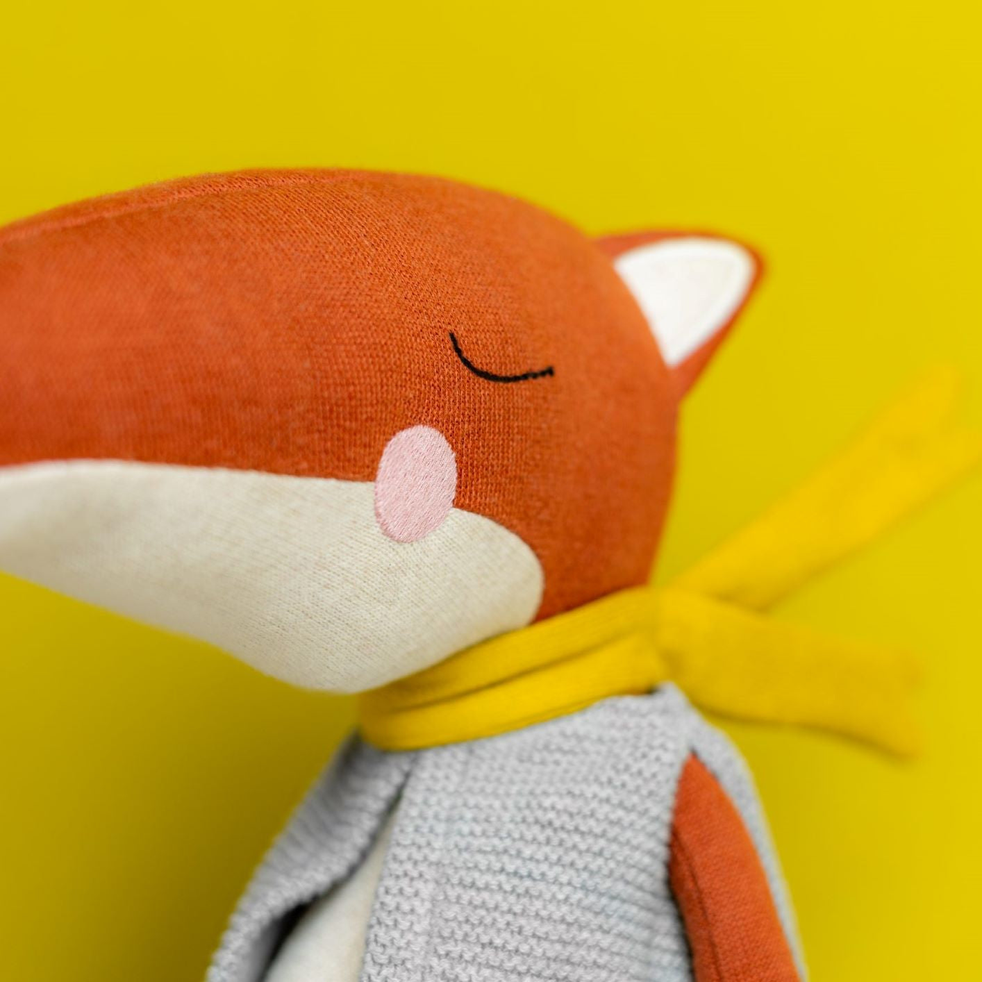 Plüss játék - Fred, a róka - közeli felvétel - puha gyerekjáték