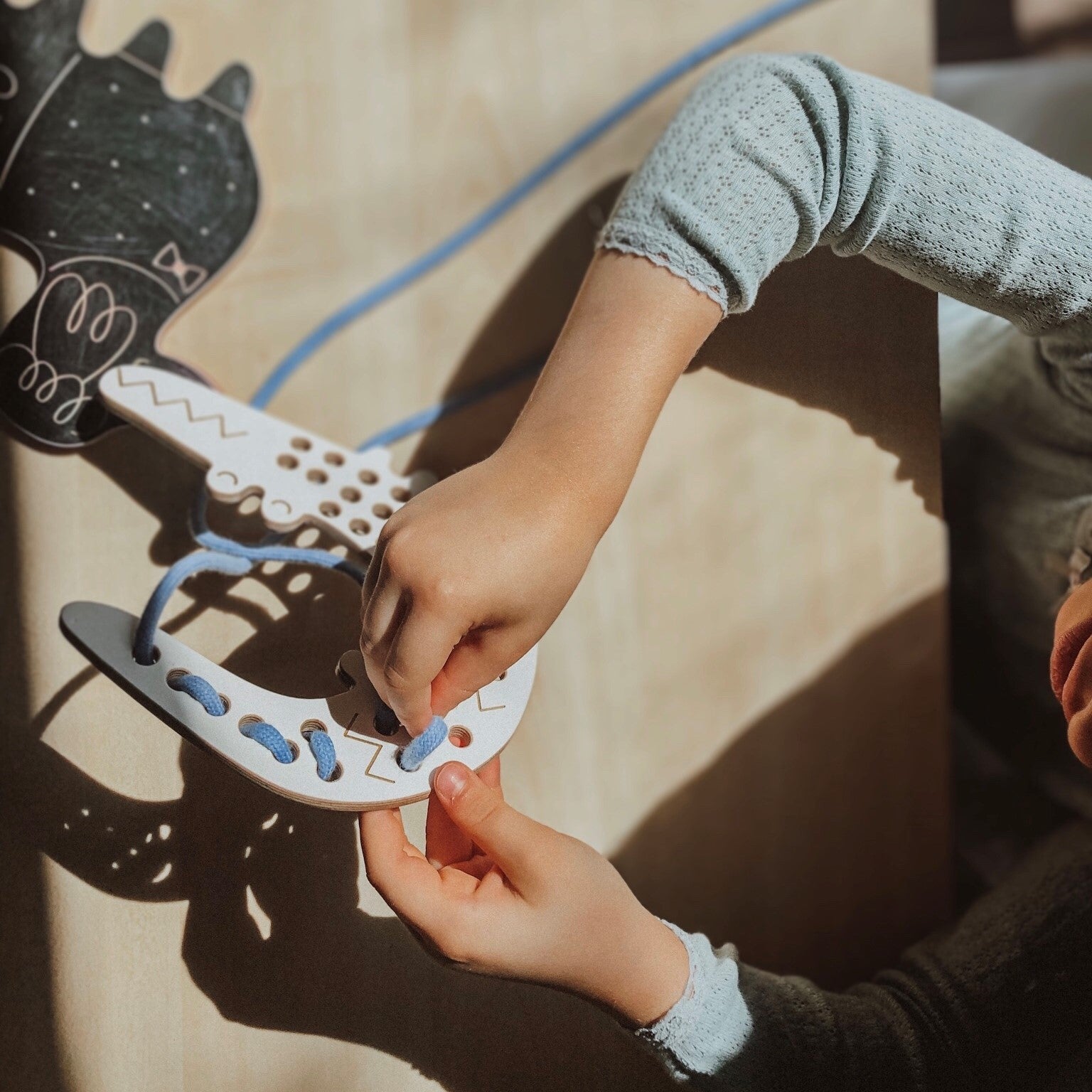 Fűzős játék gyerekeknek - krokodil - pippadu