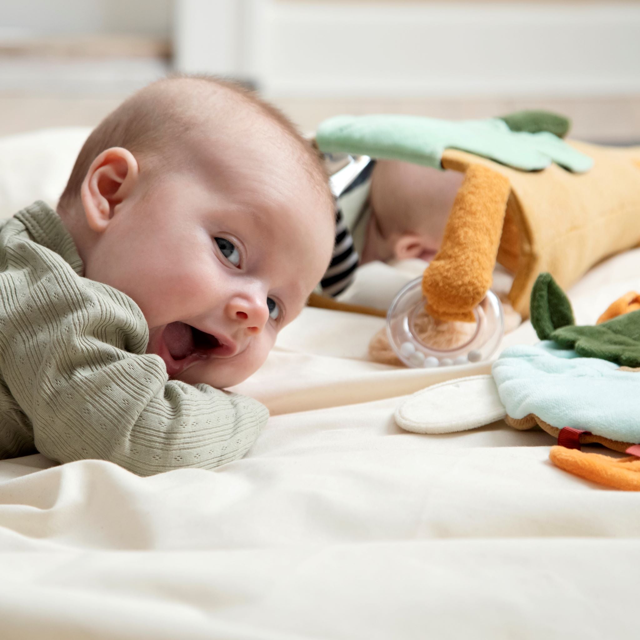 Készségfejlesztő plüss zsiráf - sebra márka - pippadu