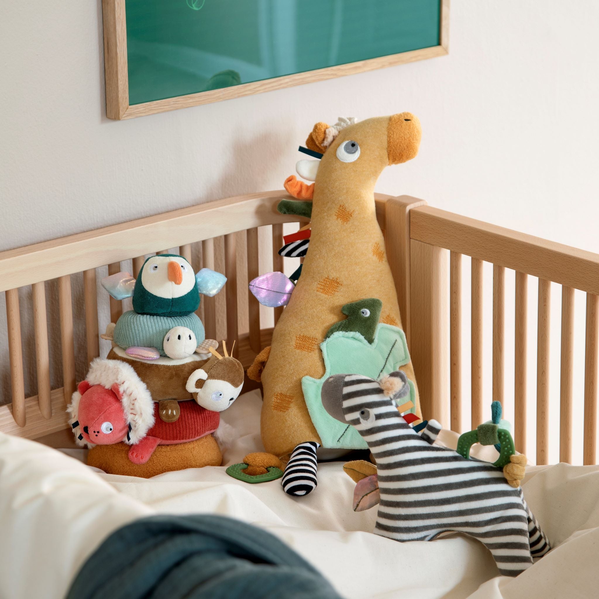 Glenn a zsiráf készségfejlesztő plüss játék a pippadu polcain - sebra