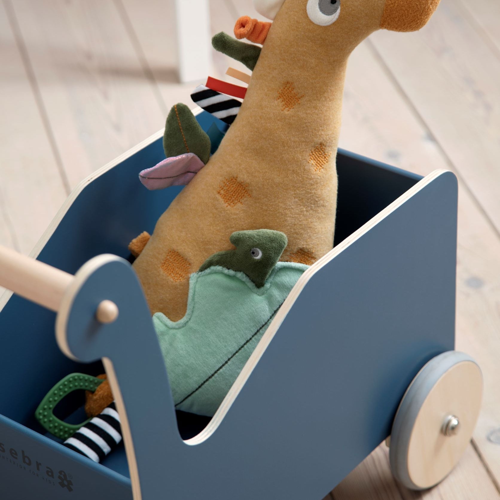 Sötétkék fa játék babakocsi gyerekeknek - pippadu - sebra