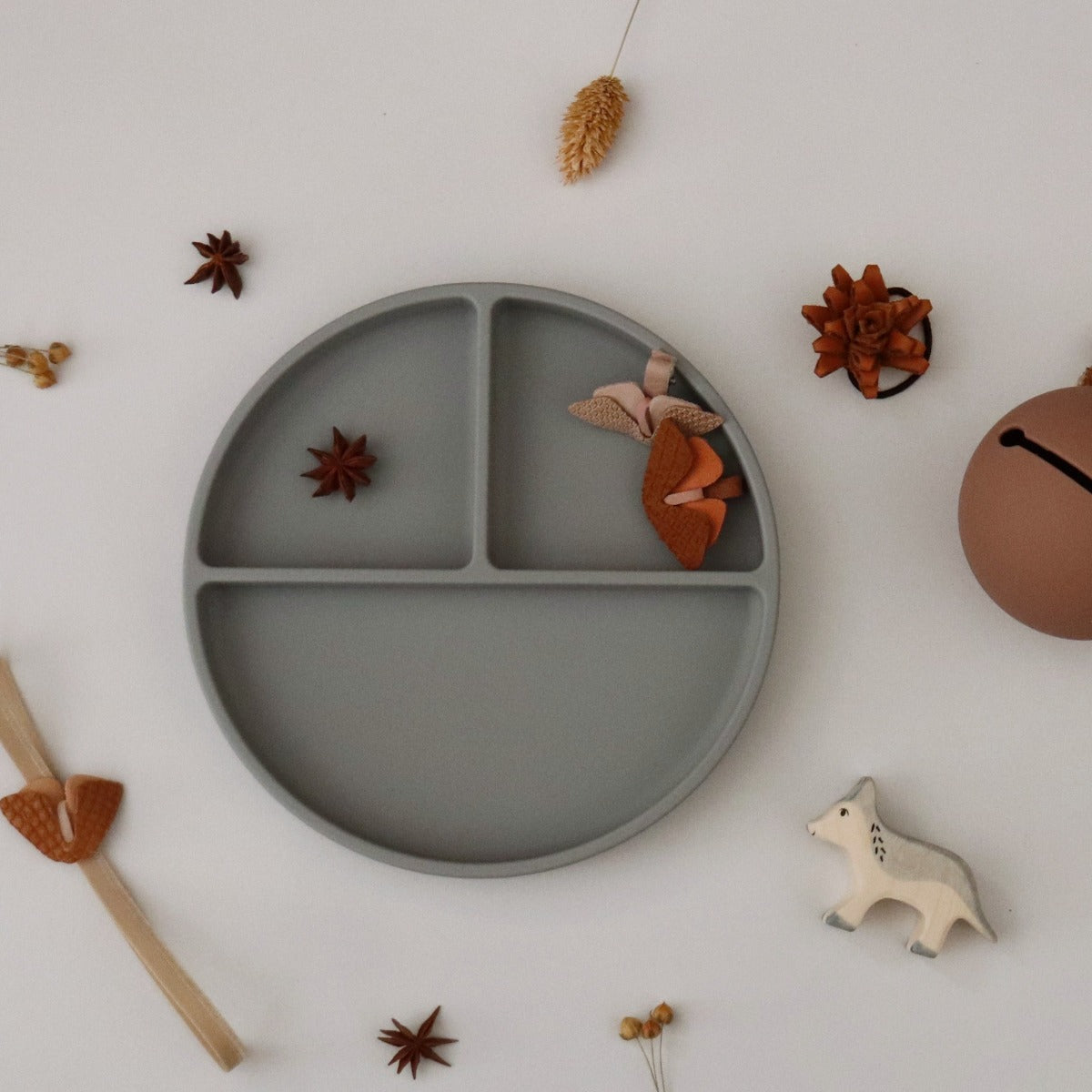 Élelmiszeripari szilikonból készült, csúszásmentes lapostányér - világosszürke színben - Pippadu - háromosztatú