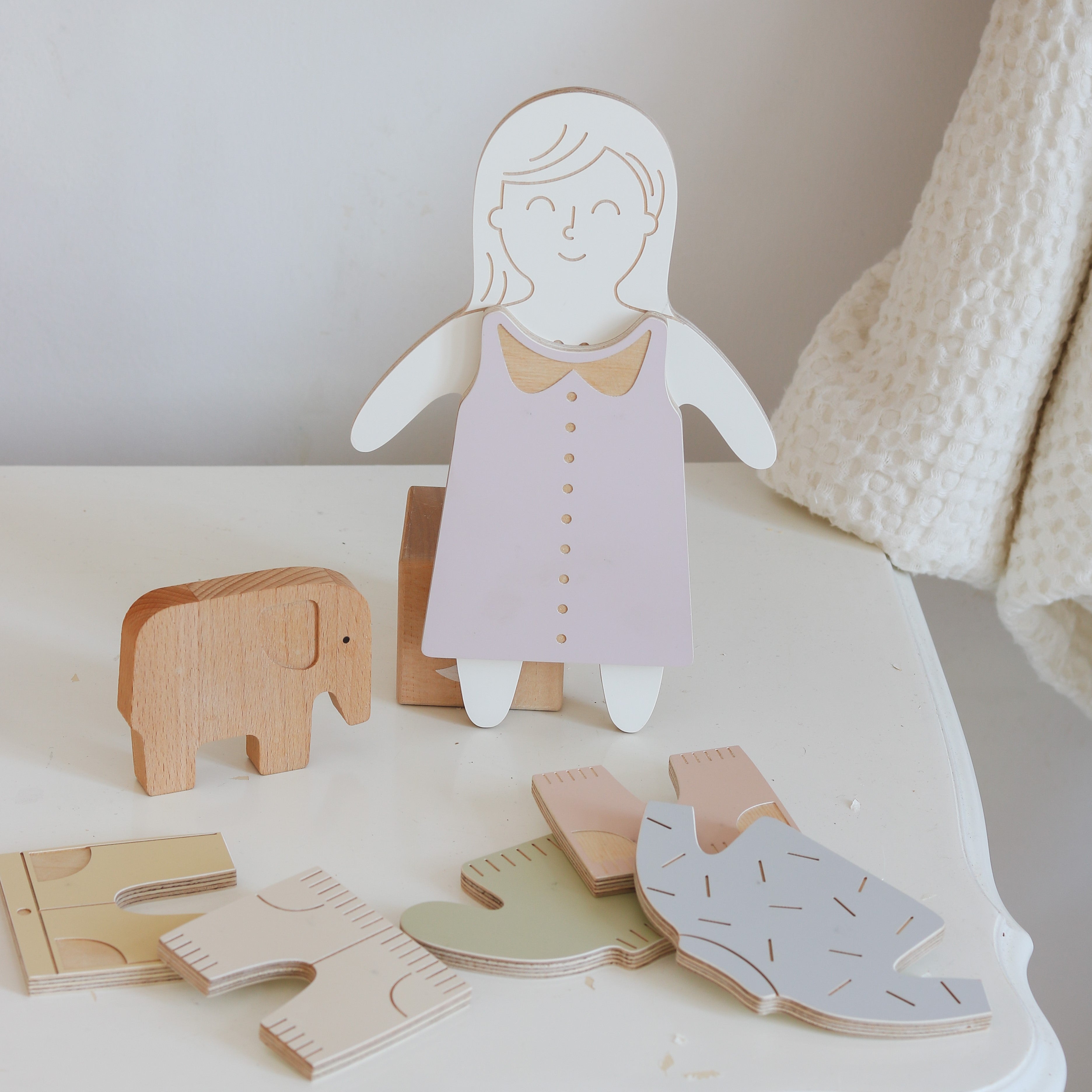 Babaöltöztető játék pippadu - fa készségfejlesztő gyerekeknek - Juliska