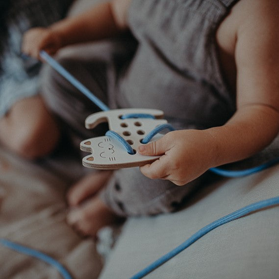 Fűzős fajáték gyerekeknek - Montessori elven alapuló játék - kismacska - pippadu