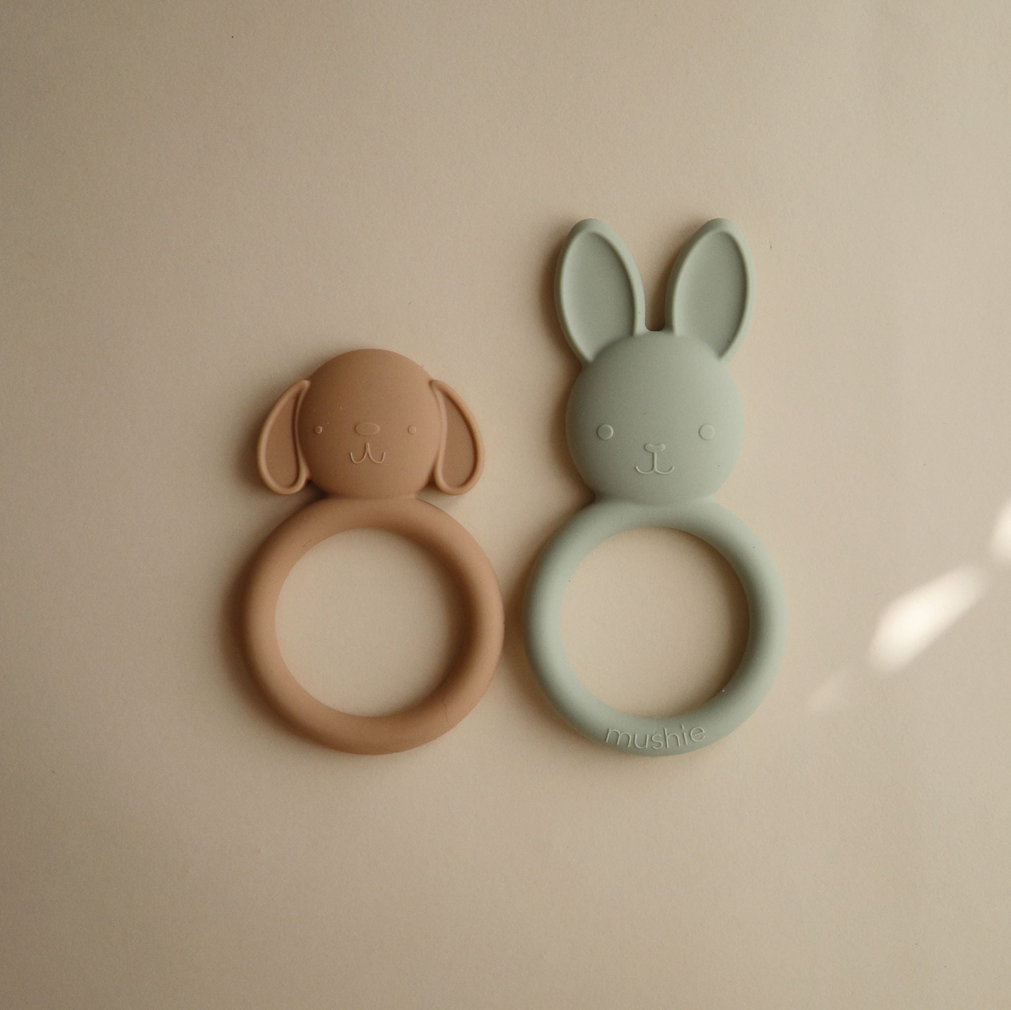 Nyuszi rágóka zsálya színben - szilikon rágóka fogzás fájdalmainak enyhítésére - pippadu