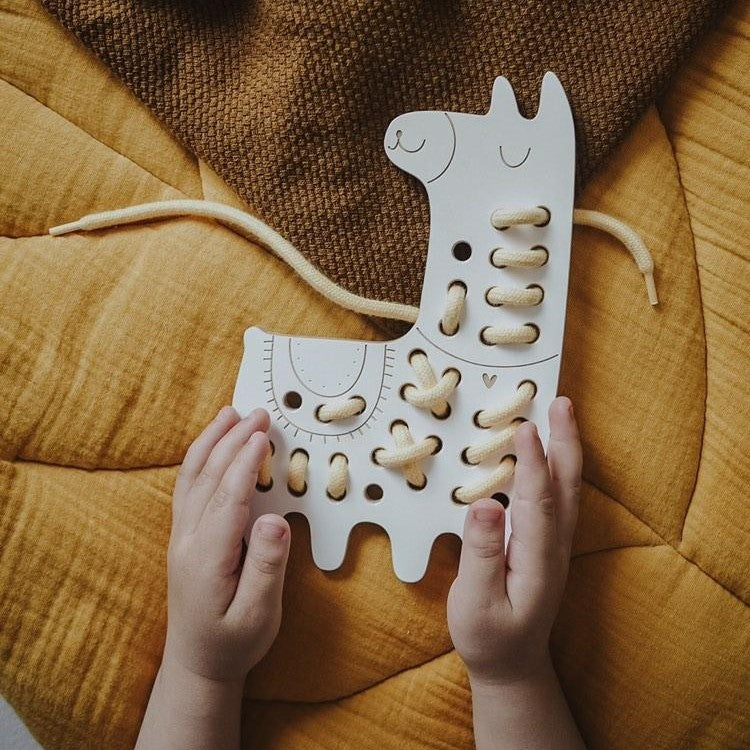 Fűzős fajáték gyerekeknek - Montessori játék - Lili - pippadu