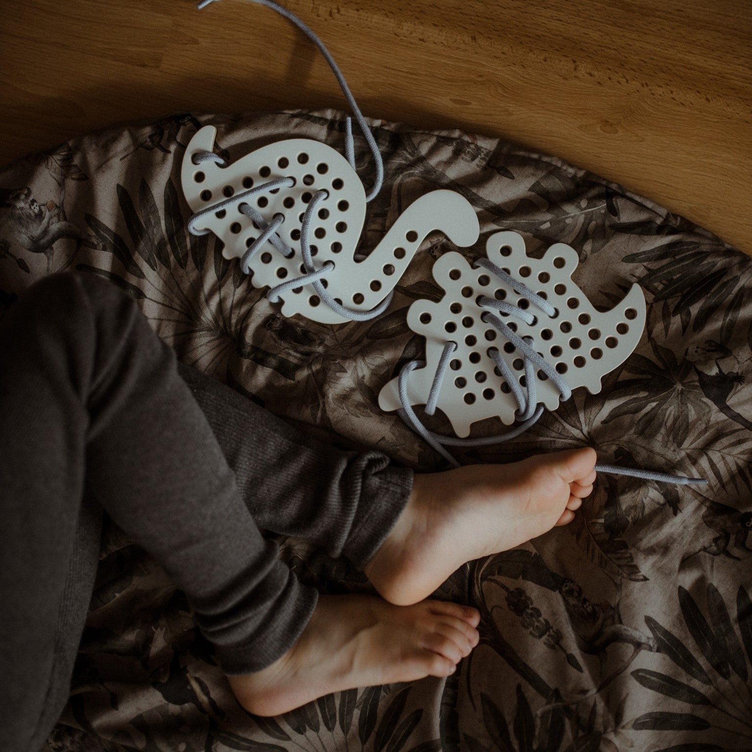 Fűzős fajáték gyerekeknek - Montessori játék - Max - pippadu