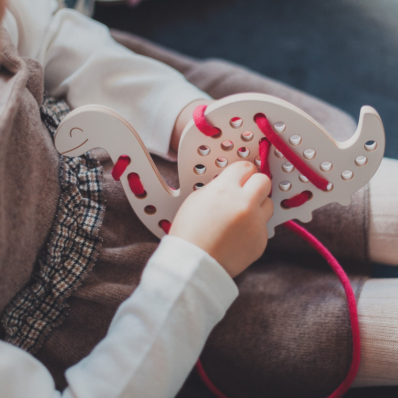 Fűzős Montessori fajáték - Max, a dinoszaurusz - Pippadu