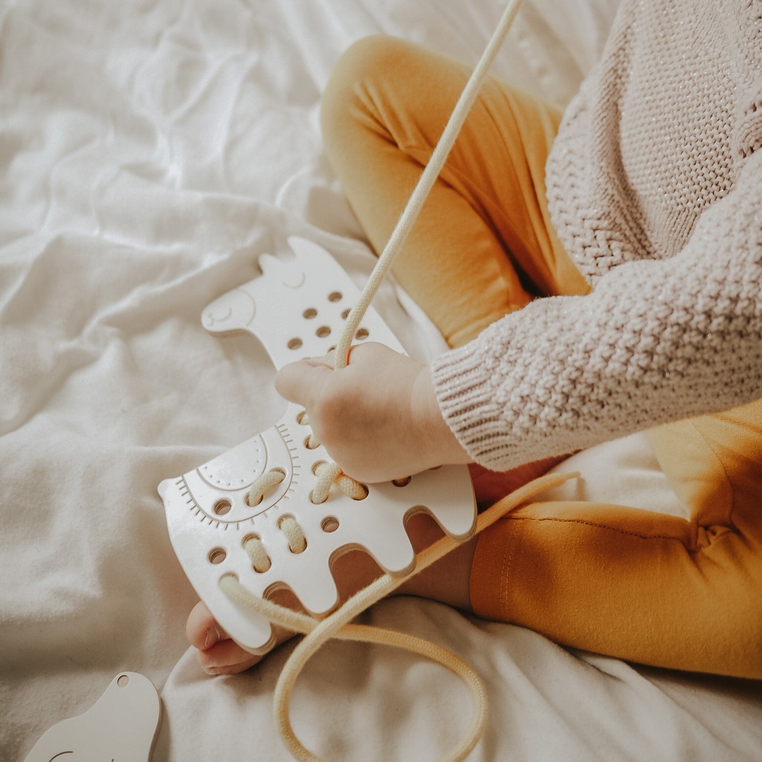 Fűzős Montessori fajáték, gyerekjáték - Lili, a láma - Pippadu