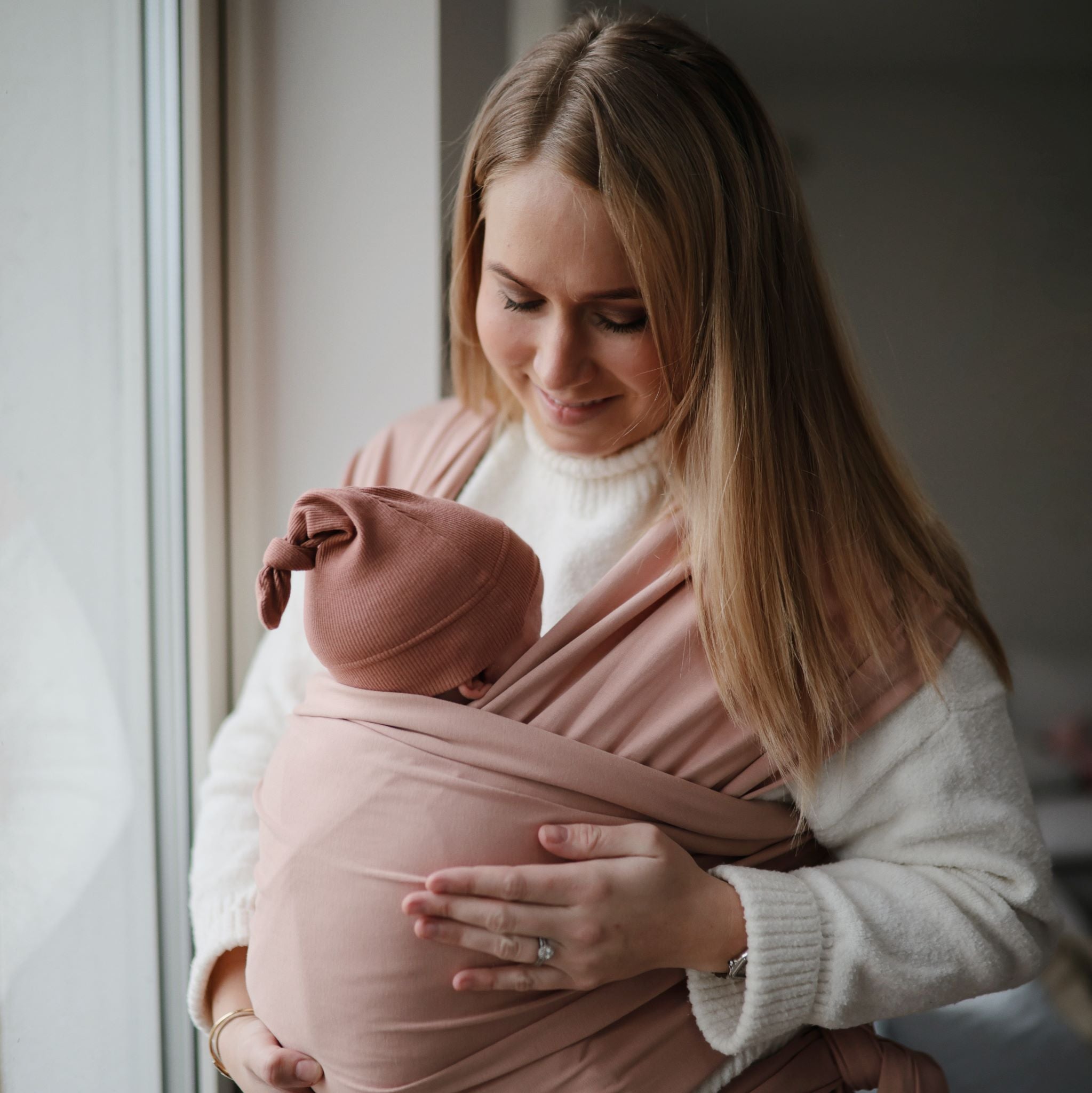 Rugalmas hordozókendő 15 kg-ig - púderrózsaszín - www.pippadu.ghu - a Mushie márkától