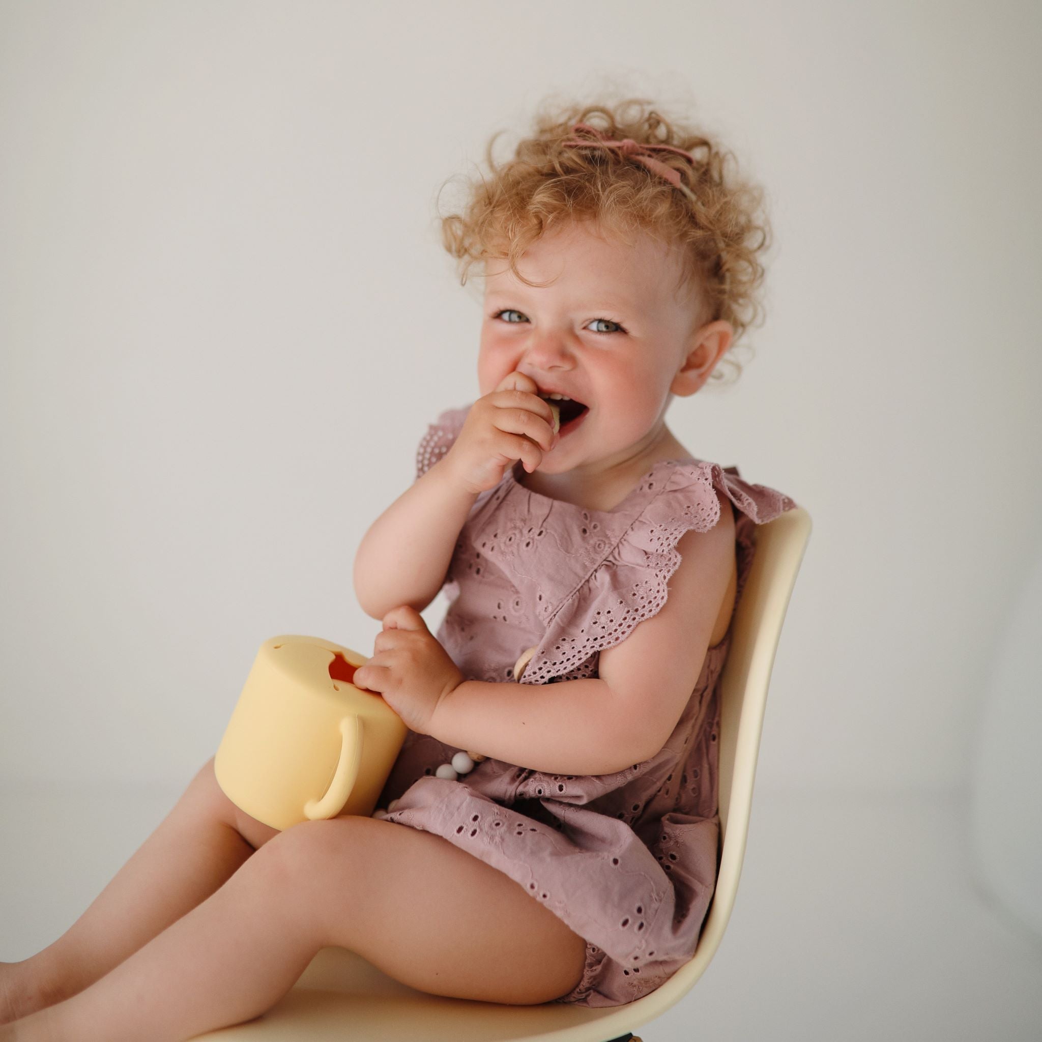 Nárcisz nasitartó a mushie márkától - pippadu