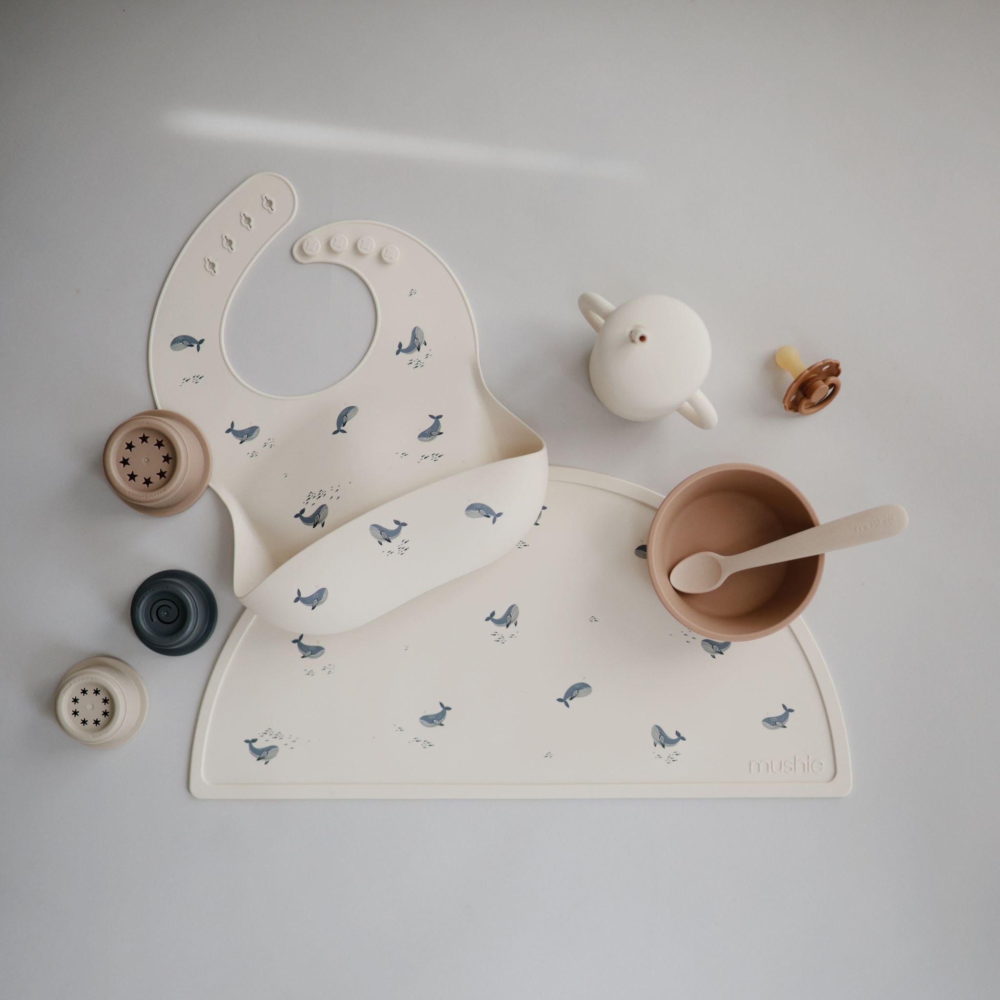 Mushie szilikon tányéralátét és előke bálna mintával - pippadu - amerikai anyukák kedvence