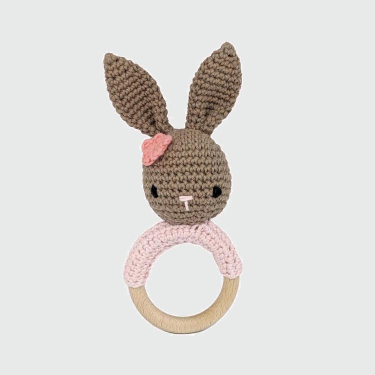 Horgolt rágóka csörgővel - Molli nyuszi - Pippadu