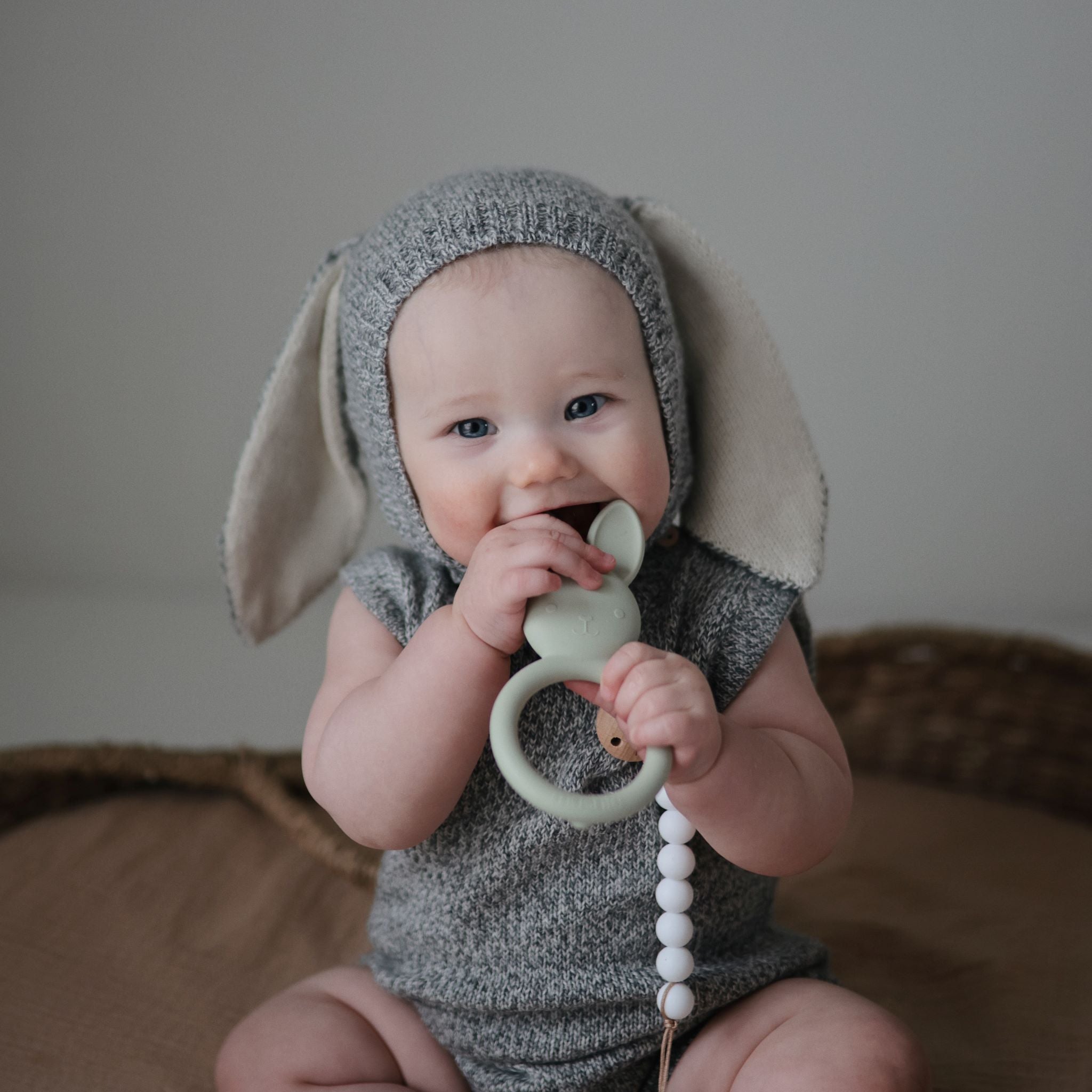 Nyuszi rágóka zsálya színben babáknak - pippadu