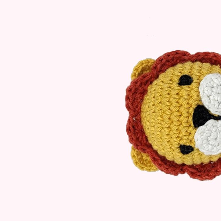 Horgolt rágóka csörgővel - Beni oroszlán - Pippadu