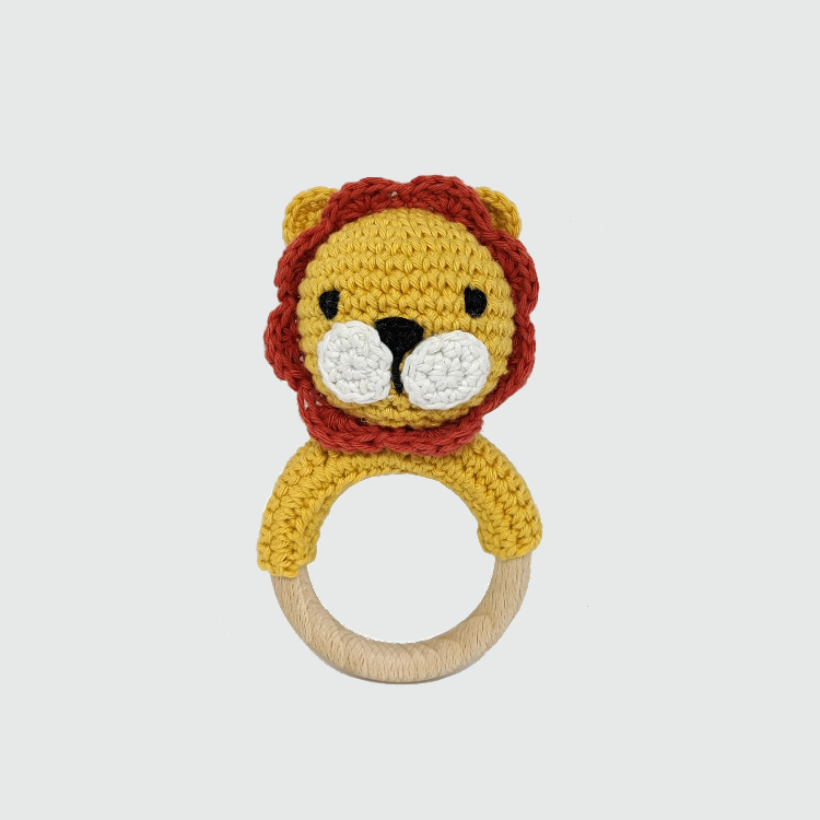 Horgolt rágóka csörgővel - Beni oroszlán - Pippadu