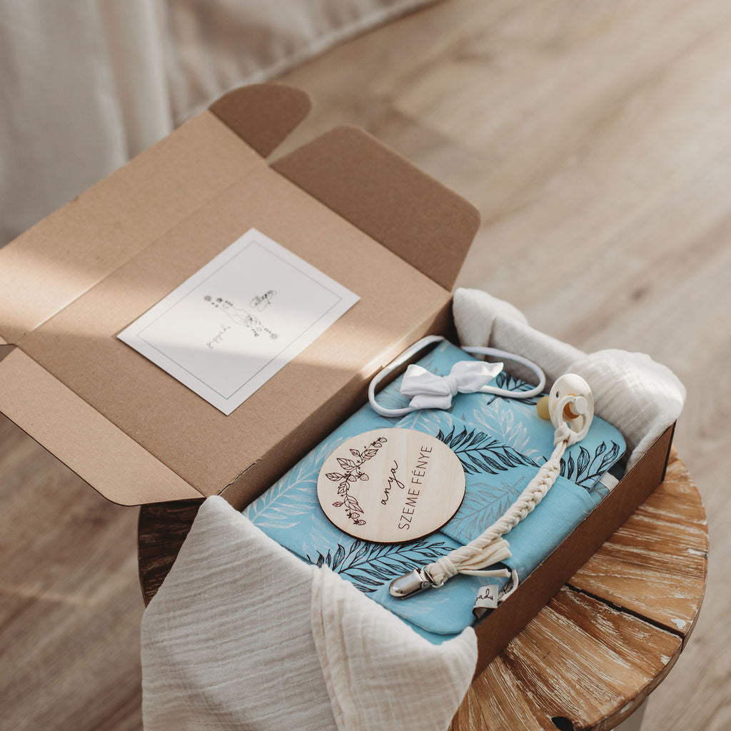 Az édes kis csillagom levélrengeteg ajándékcsomag része egy pelenkázó neszesszer, egy babafotózási kellék, BIBS cumi cumilánccal, és egy puha textilpelenka. - pippadu