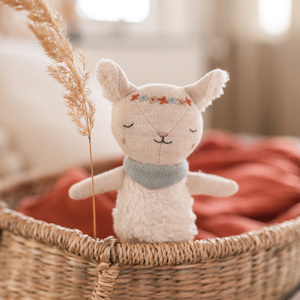 Puha plüss csörgő bárányka a pippadu polcain