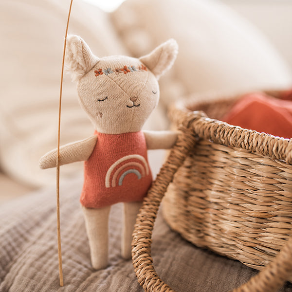 Puha plüss bárány csörgő gyerekeknek szivárvány mintával - pippadu