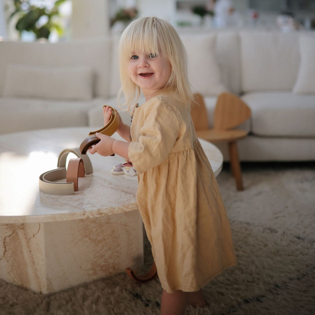 Trópus színekben pompázó szivárvány építő játék a Mushie márkától - pippadu