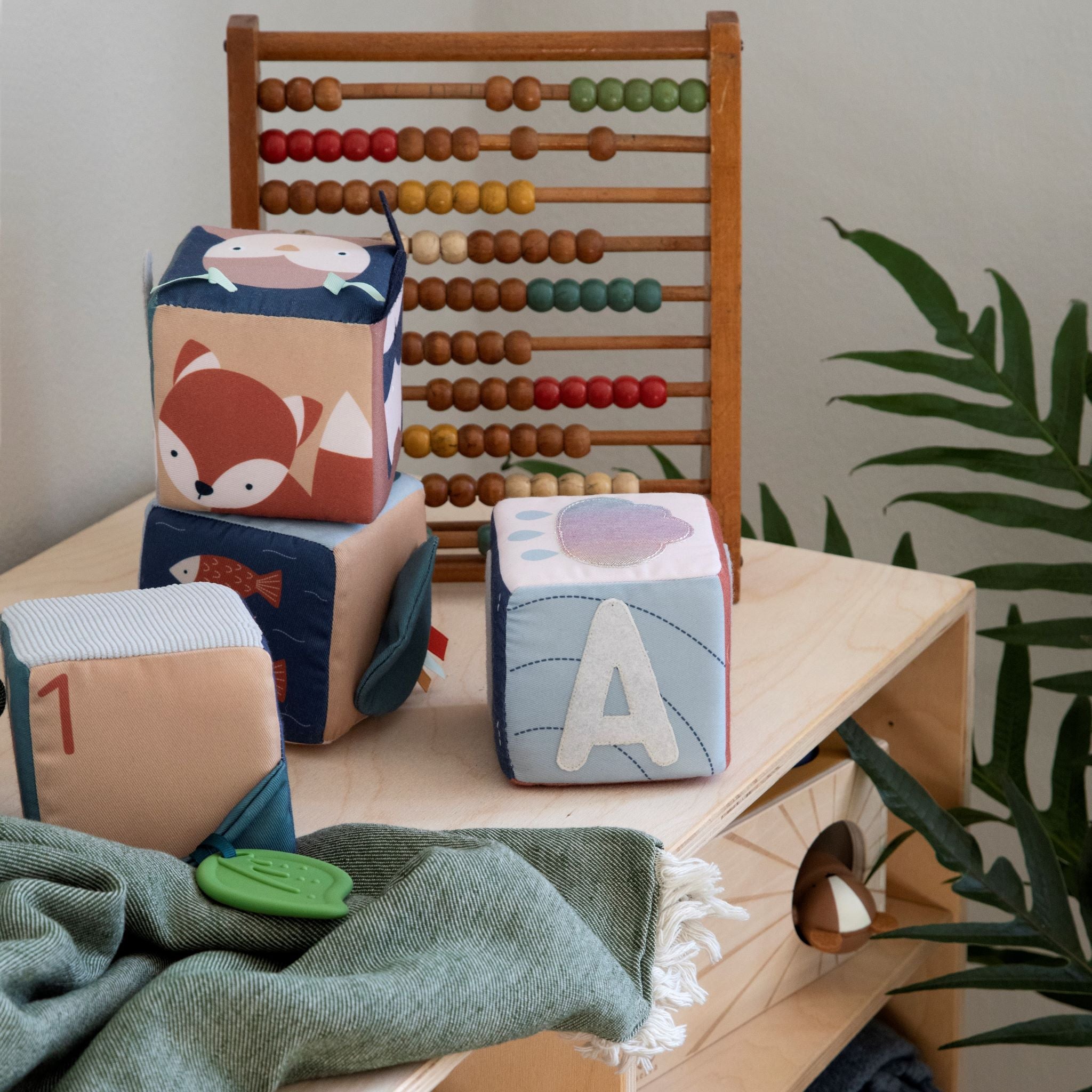 Készségfejlesztő plüss kockák a pippadu polcain a dán sebra márkától