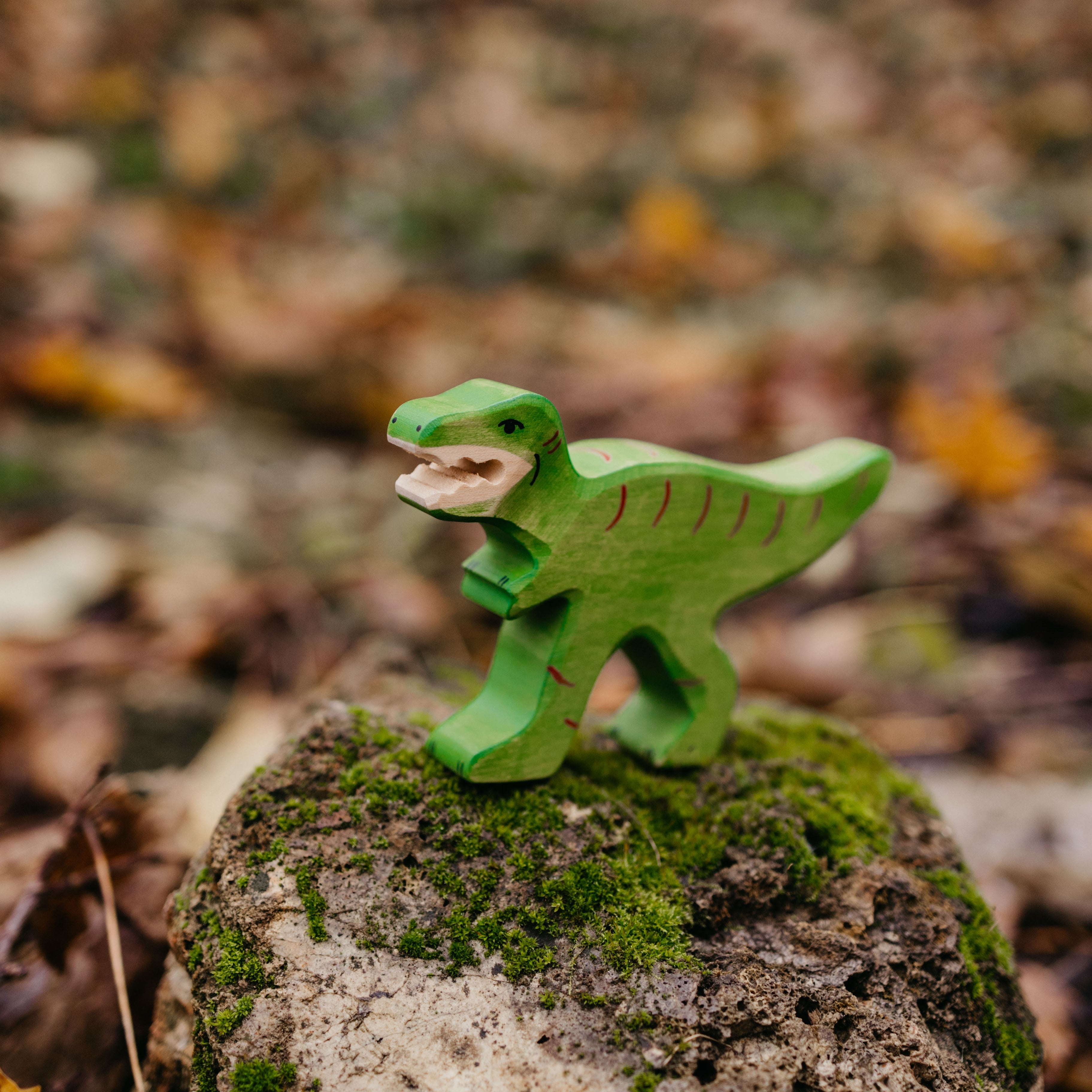 T-rex pippadu dinoszaurusz fajáték - holztiger