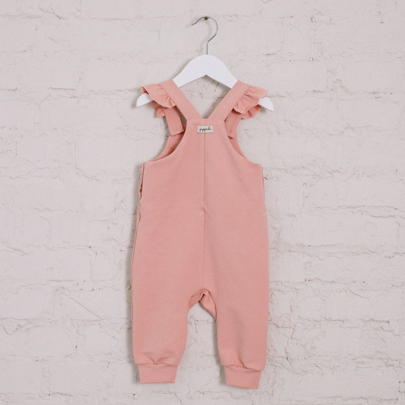 Kantáros nadrág a vállán fodorral - púderrózsaszín színben a pippadunál