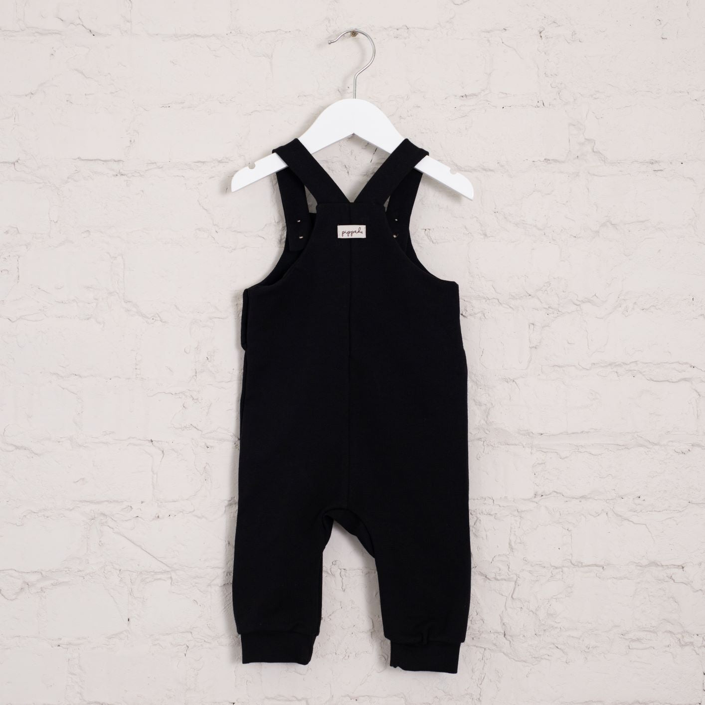 Kantáros nadrág divatos fagombokkal - fekete színben - pippadu