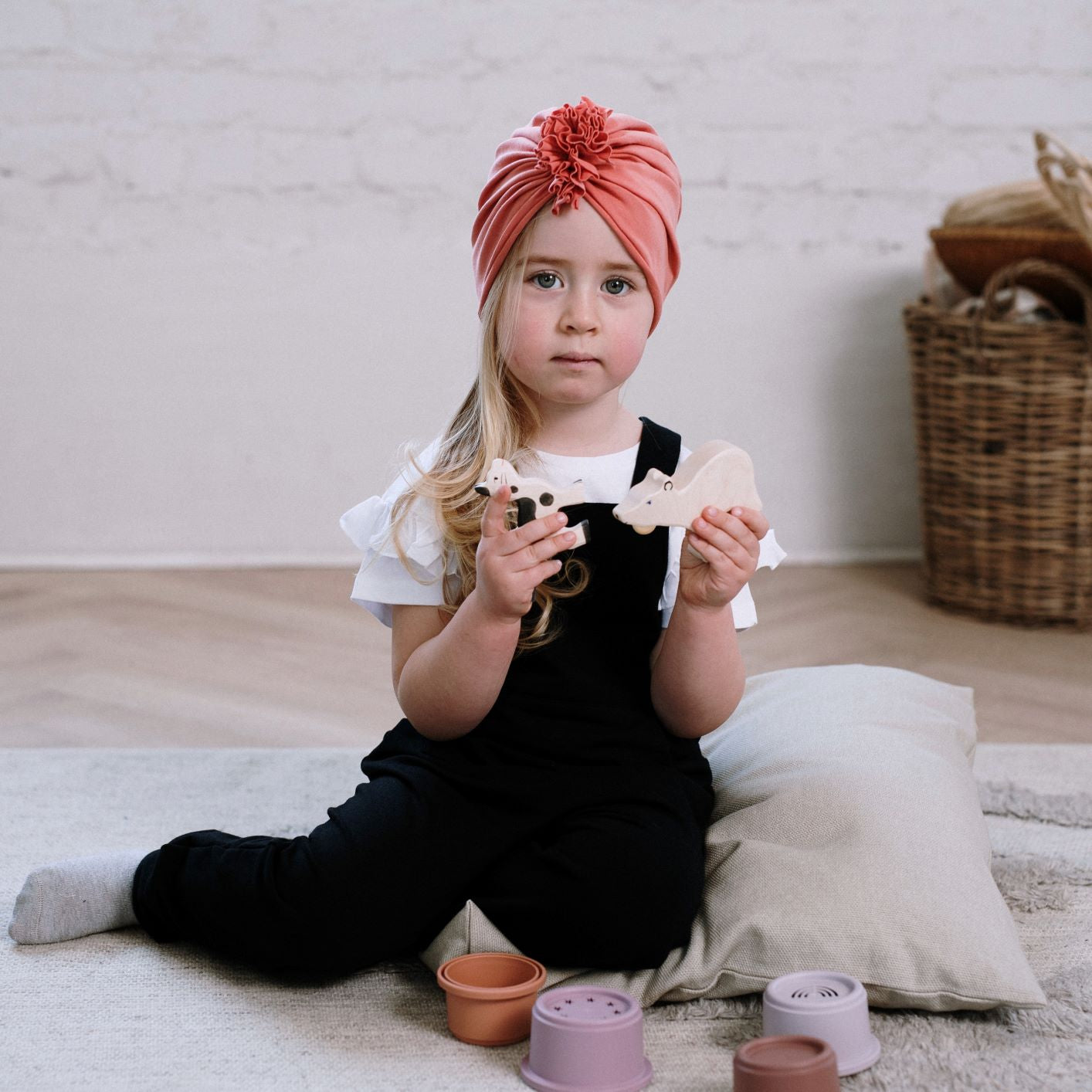 Piros pippadu turbánka - kézzel készült gyereksapka