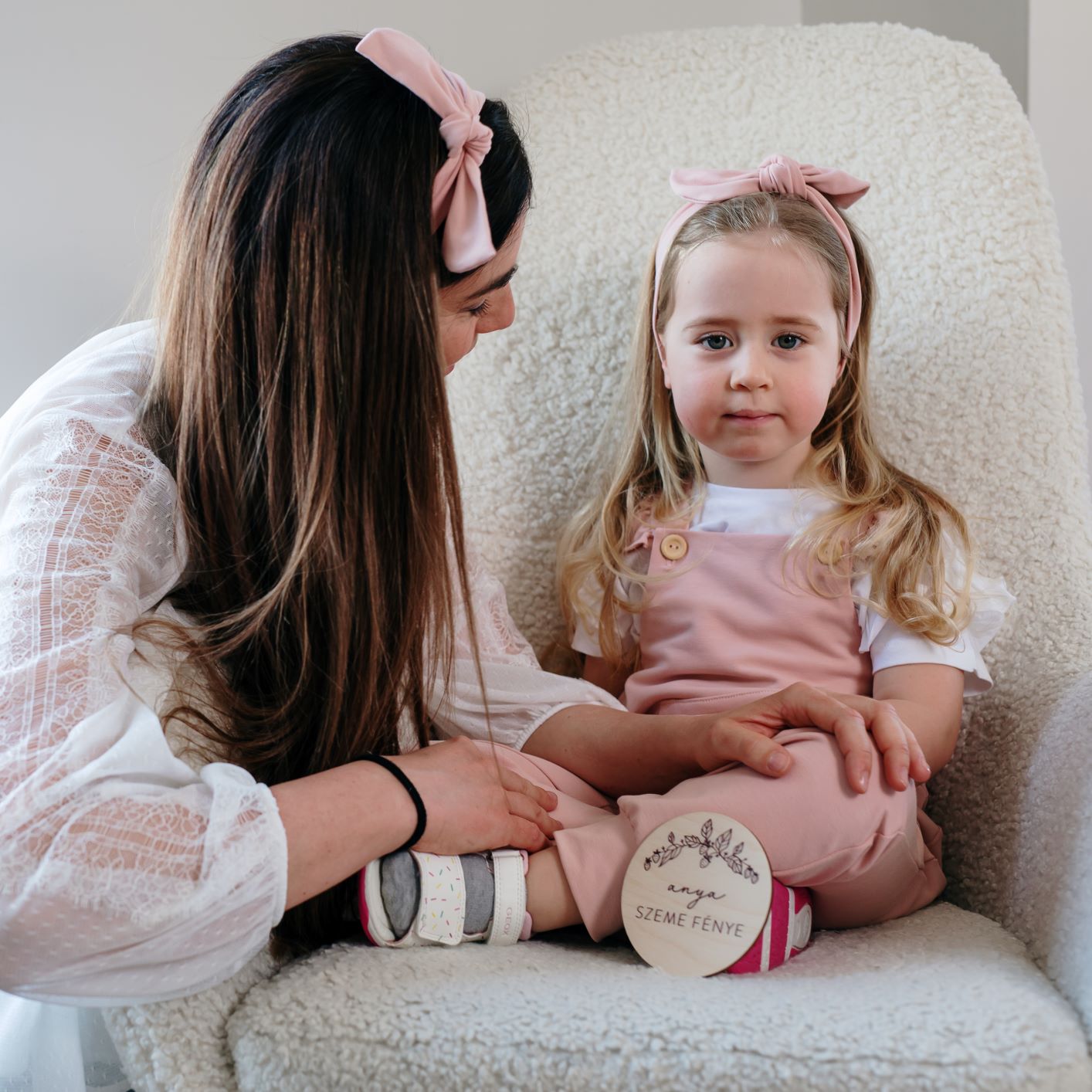 Babafotózási kellék - anya szeme fénye fa korong - pippadu - púderrózsaszín kantáros nadrág és hajpánt