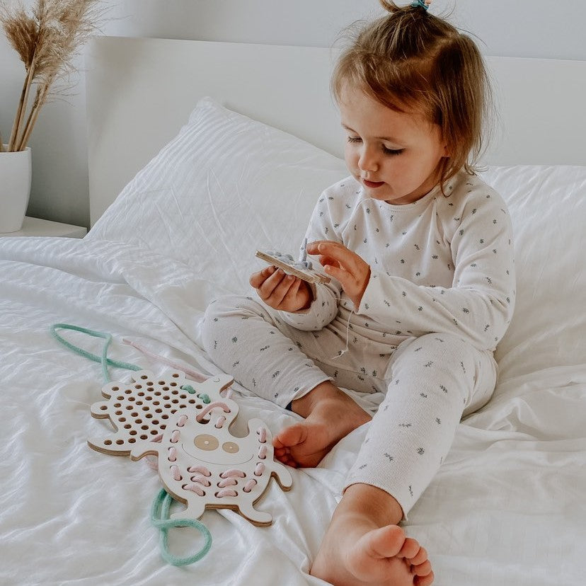 Barátságos földönkívüli fűzős játék készségfejlesztő gyererekeknek - pippadu