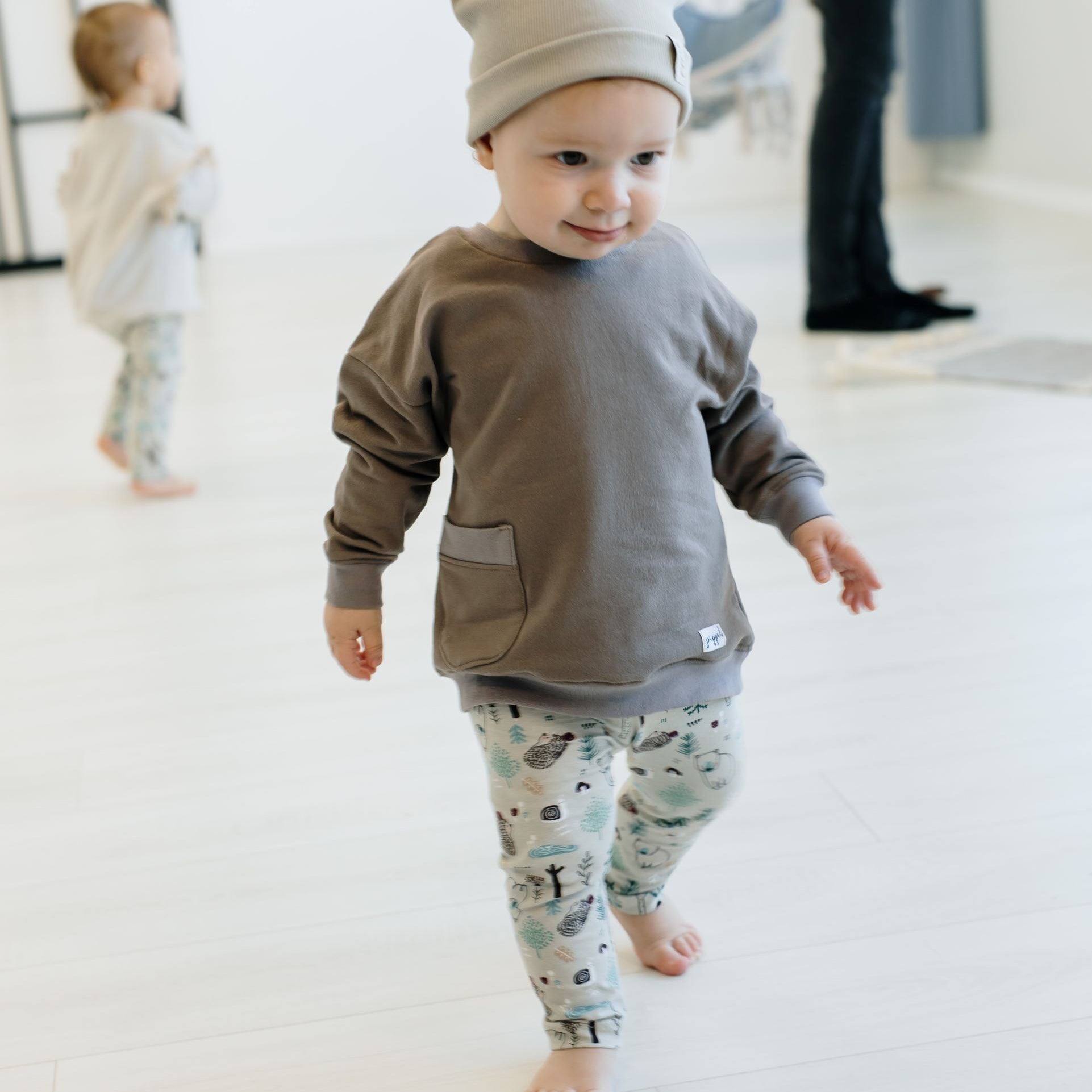 Pippadu őszi gyerek szett - barna pulóver, macis leggings, latte beanie sapka