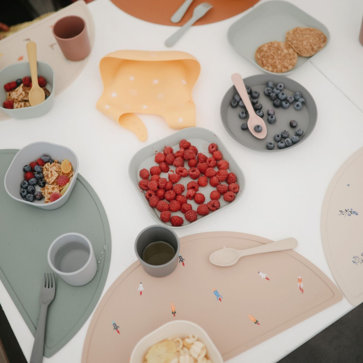 Mushie szilikon tányéralátét - vanília konfetti mintával - pippadu