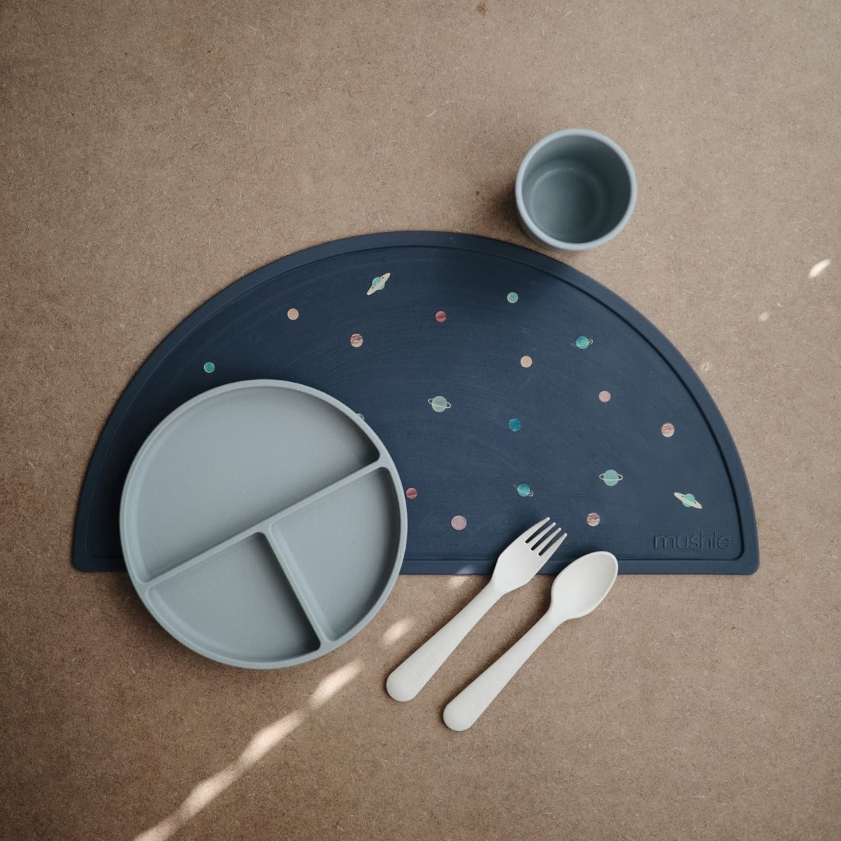 Csúszásmentes lapostányér - számos színben - Pippadu