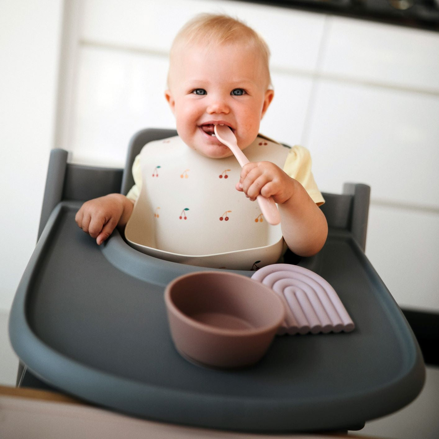 Babakanál szett a pippadunál - vintage mályva és elefánt színben - mushie márka, szilikon étkészlet