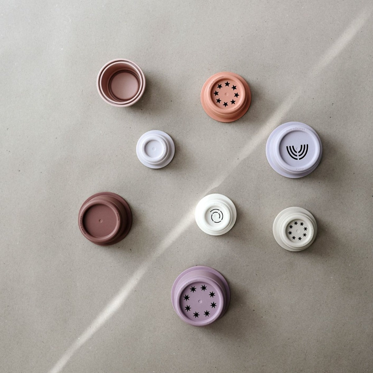 Építő pohártorony - fejlesztő játék gyerekeknek - virágszirom színben - Pippadu