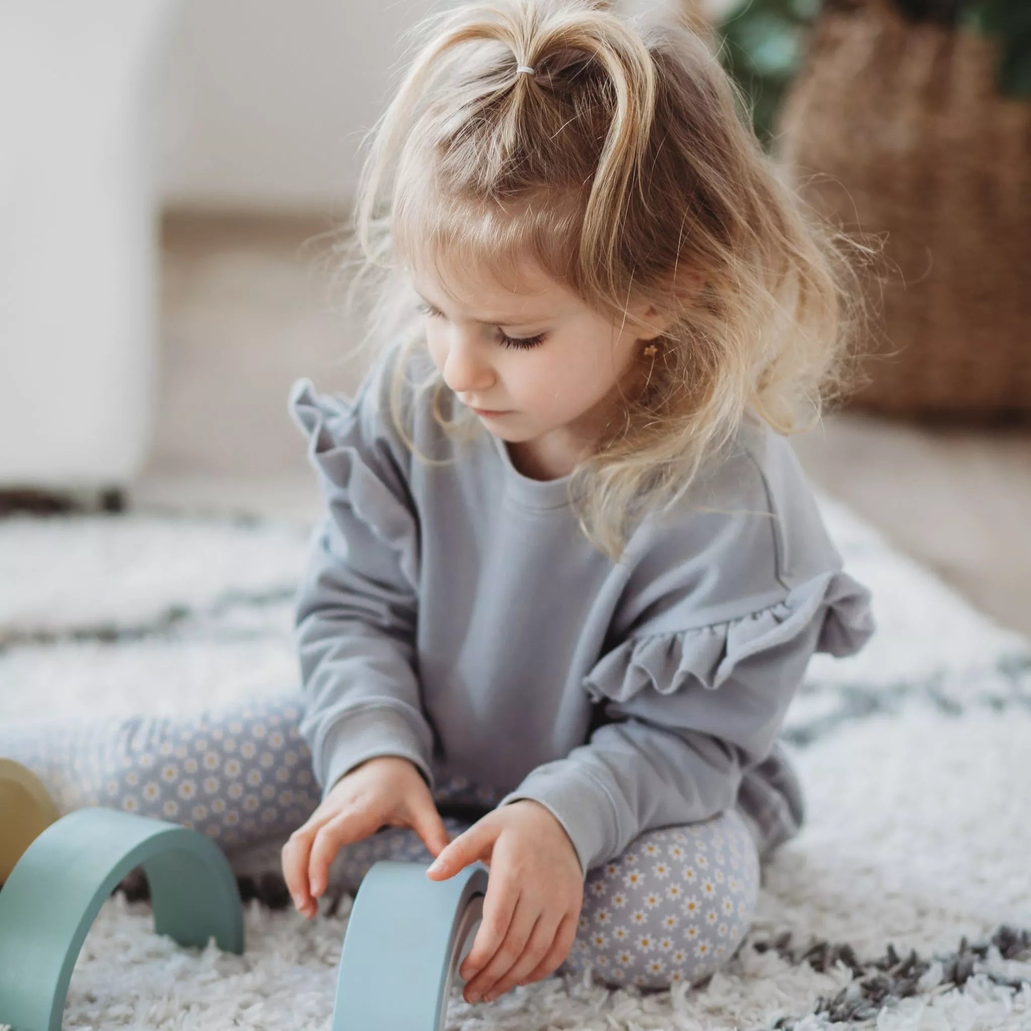 Lányka pulóver fodorral és leggings: ezüstszürke + margarétás - pippadu