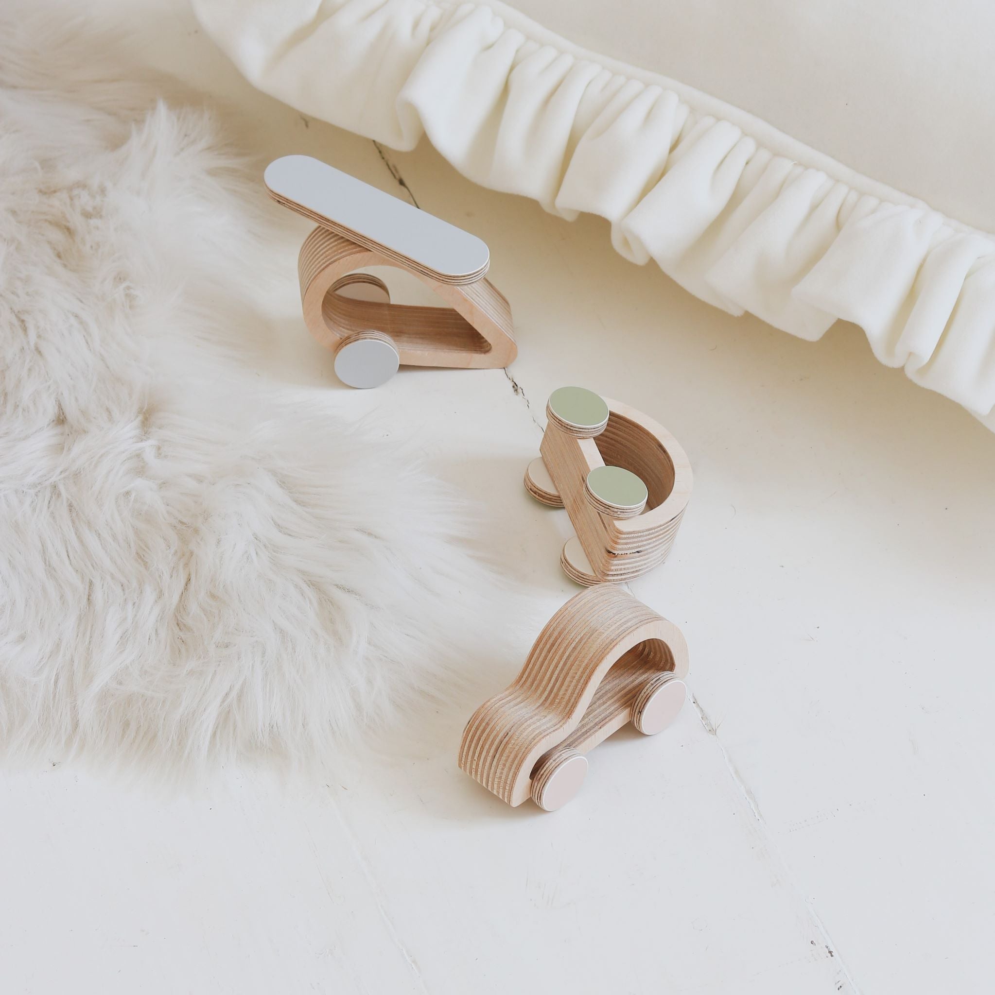 Fa kicsi kocsi és helikopter a pippadu polcain - narancssárga és zöld kerekekkel